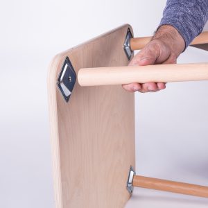 set masa si scaun copii insurubare picior Detaliu insurubare picioare din setul masă și scăunele pentru copii
