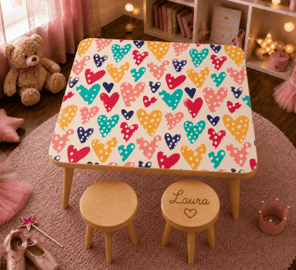Set masă și două scăunele personalizate pentru copii, model I Heart You, cu design colorat cu inimioare.