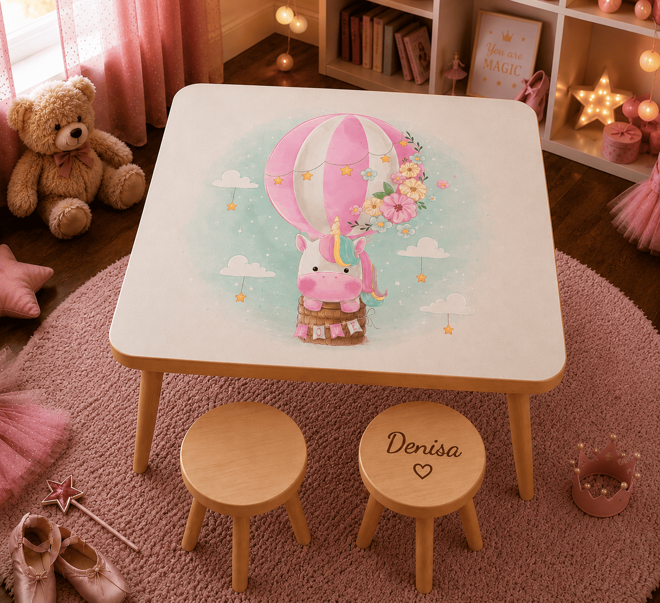 Set masă și scaune personalizat pentru copii I Heart You Set masă și două scăunele personalizate pentru copii, model Pink, cu design colorat cu unicofr