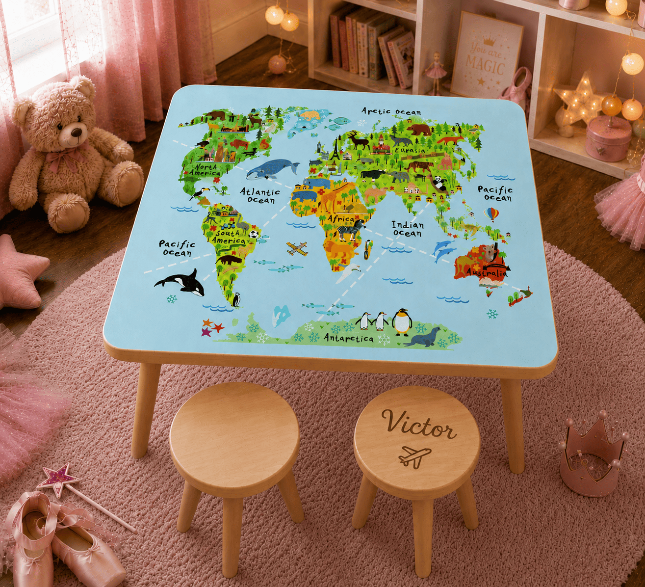 Set masă și scaune personalizat pentru copii The World is Mine Set masă și două scăunele personalizate pentru copii, model The world is mine, cu harta lumii