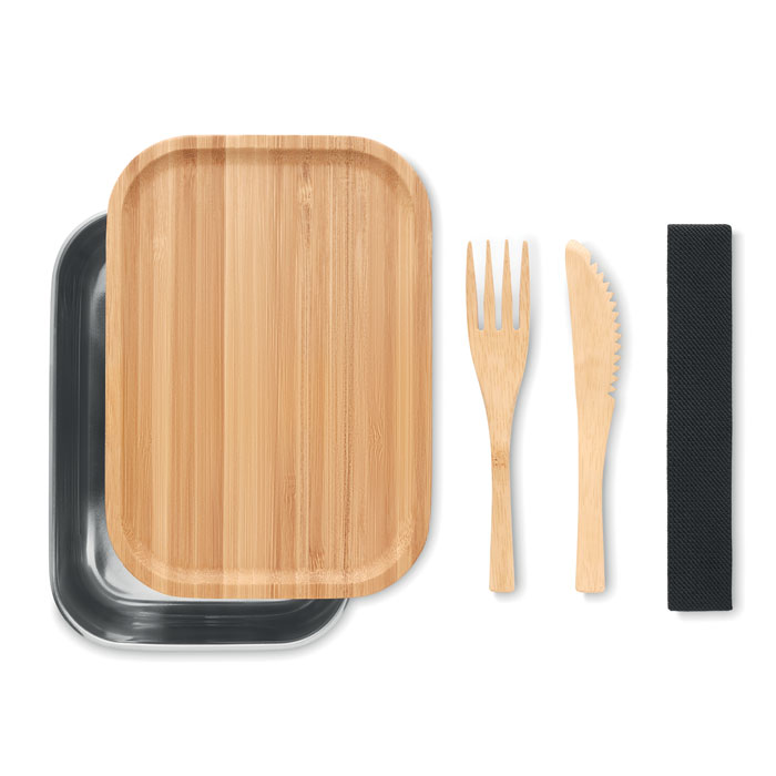 Caserolă din inox și bambus – set complet Caserolă reutilizabilă din inox cu capac din bambus, tacâmuri și bandă elastică.