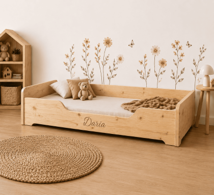 Pat Montessori personalizat din lemn masiv pentru copii, cu nume gravat pe partea frontală, compatibil cu saltea 160x80 cm.